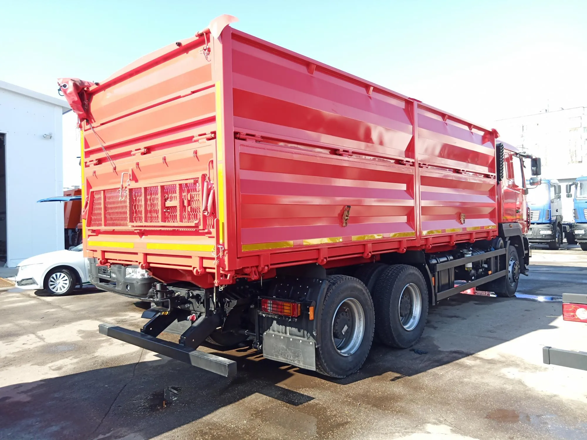Бортовой зерновоз МАЗ 63122J-8535-030